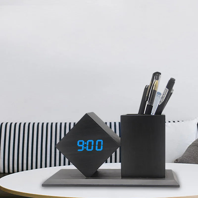 Moderne Holz-Digitaluhr mit integriertem Stiftehalter für mehr Ordnung auf dem Schreibtisch. Das 3-in-1 Design kombiniert LED-Uhr, Organizer und Stiftehalter in einem platzsparenden Gehäuse. Mit USB- oder Batteriebetrieb, natürlicher Holzoptik und praktischer Aufbewahrung ist sie ideal für Homeoffice, Büro oder Arbeitszimmer.
