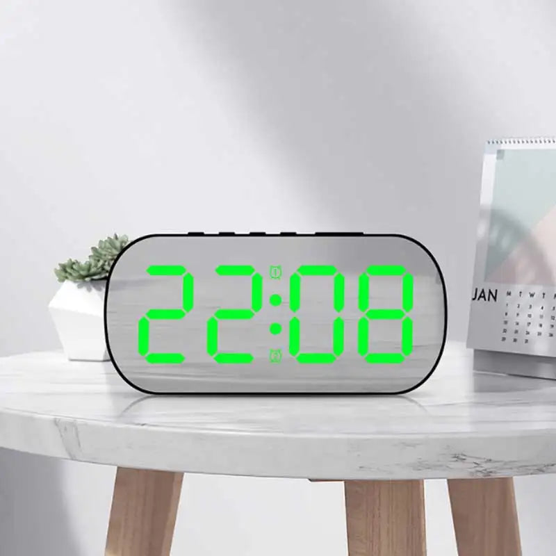 Minimalistischer LED Wecker für Schlafzimmer, Büro & Wohnzimmer – kompakt, platzsparend und modern. Klare digitale Anzeige, gut lesbares LED-Display und zuverlässige Alarmfunktion für pünktliches Aufwachen. Stilvolles, schlichtes Design passend zu jeder Einrichtung.