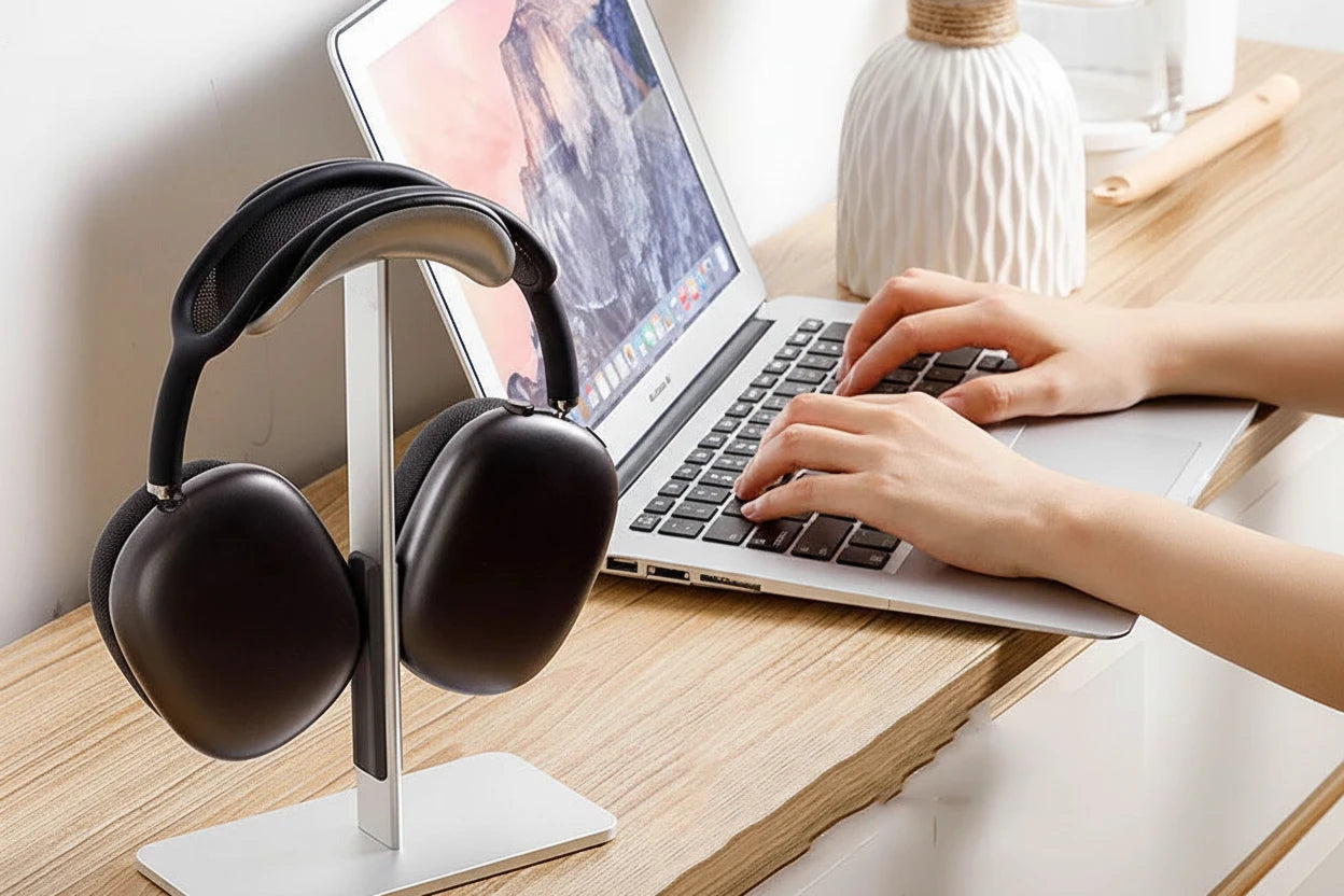 Eleganter Kopfhörerständer aus Aluminiumlegierung für sichere Aufbewahrung von Over-Ear-Headsets wie AirPods Max. Stabiler Desktop-Stand mit rutschfesten Silikonpads – ideal für Schreibtisch, Gaming-Setup oder Homeoffice