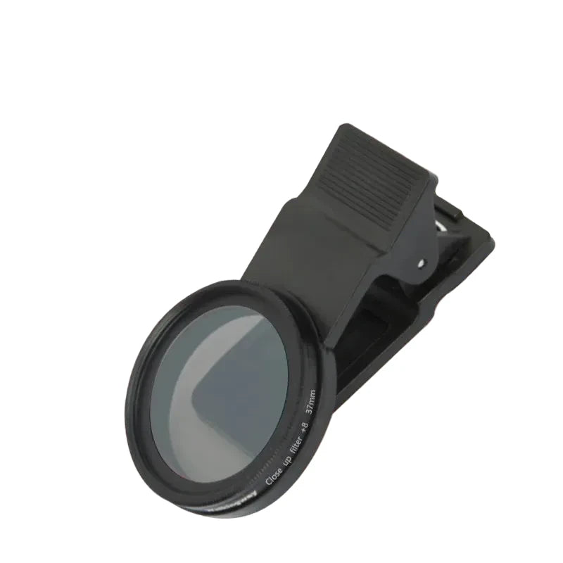 Kompakte LED-Selfie-Lampe mit integrierter 15-fach Makro-Linse für detailreiche Nahaufnahmen, Vlogs, Livestreams und Fotos. Einfach anzuklipsen, leicht zu transportieren und sofort einsatzbereit.