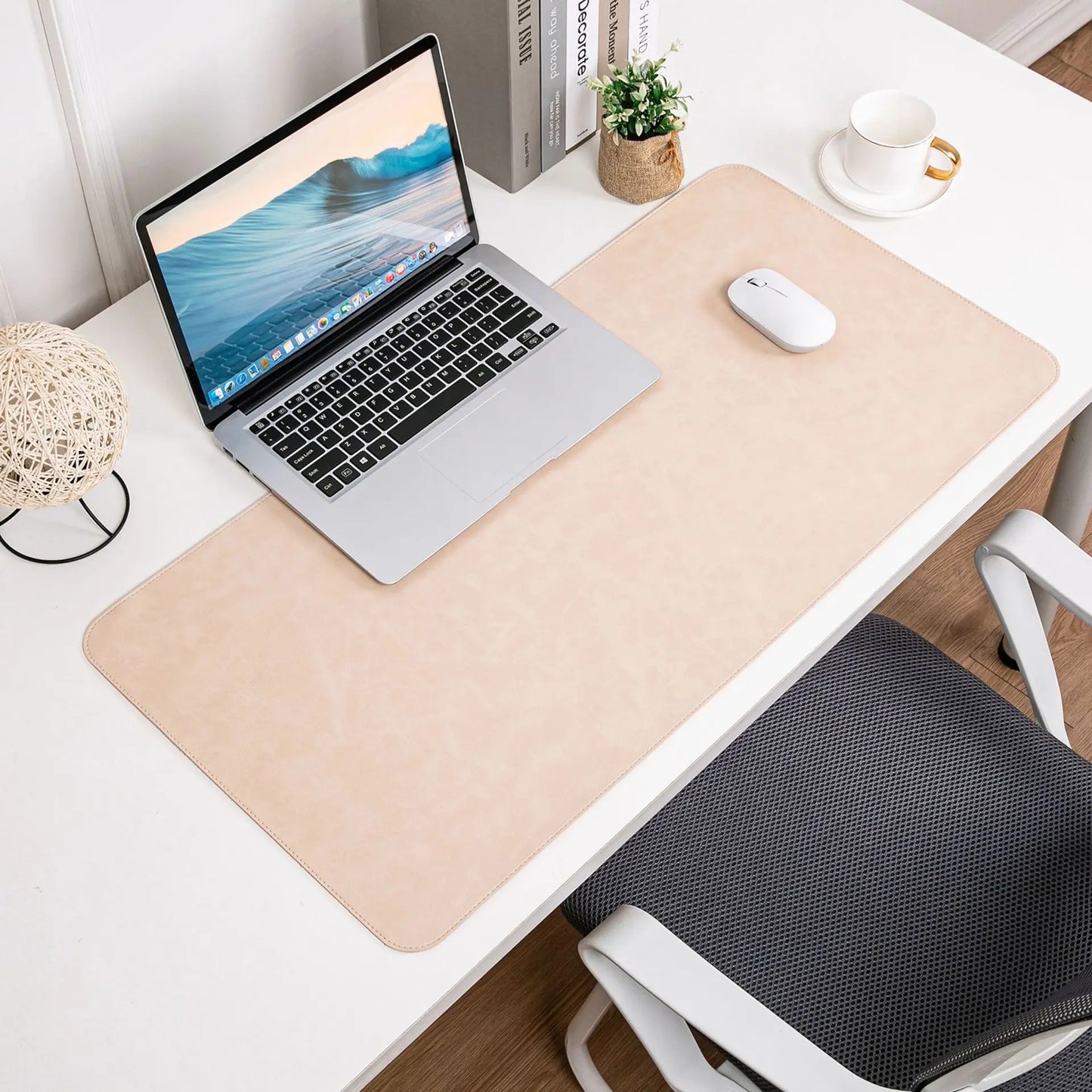 Große Schreibtischunterlage aus Leder – perfektes Setup für dein Home Office
Diese elegante Schreibtischunterlage aus Kunstleder kombiniert Schutz, Komfort und modernes Design. Die glatte Oberfläche ermöglicht präzise Mausbewegungen und ein angenehmes Schreibgefühl, während sie deinen Schreibtisch vor Abnutzung schützt. Perfekt für ein stilvolles und produktives Home Office.