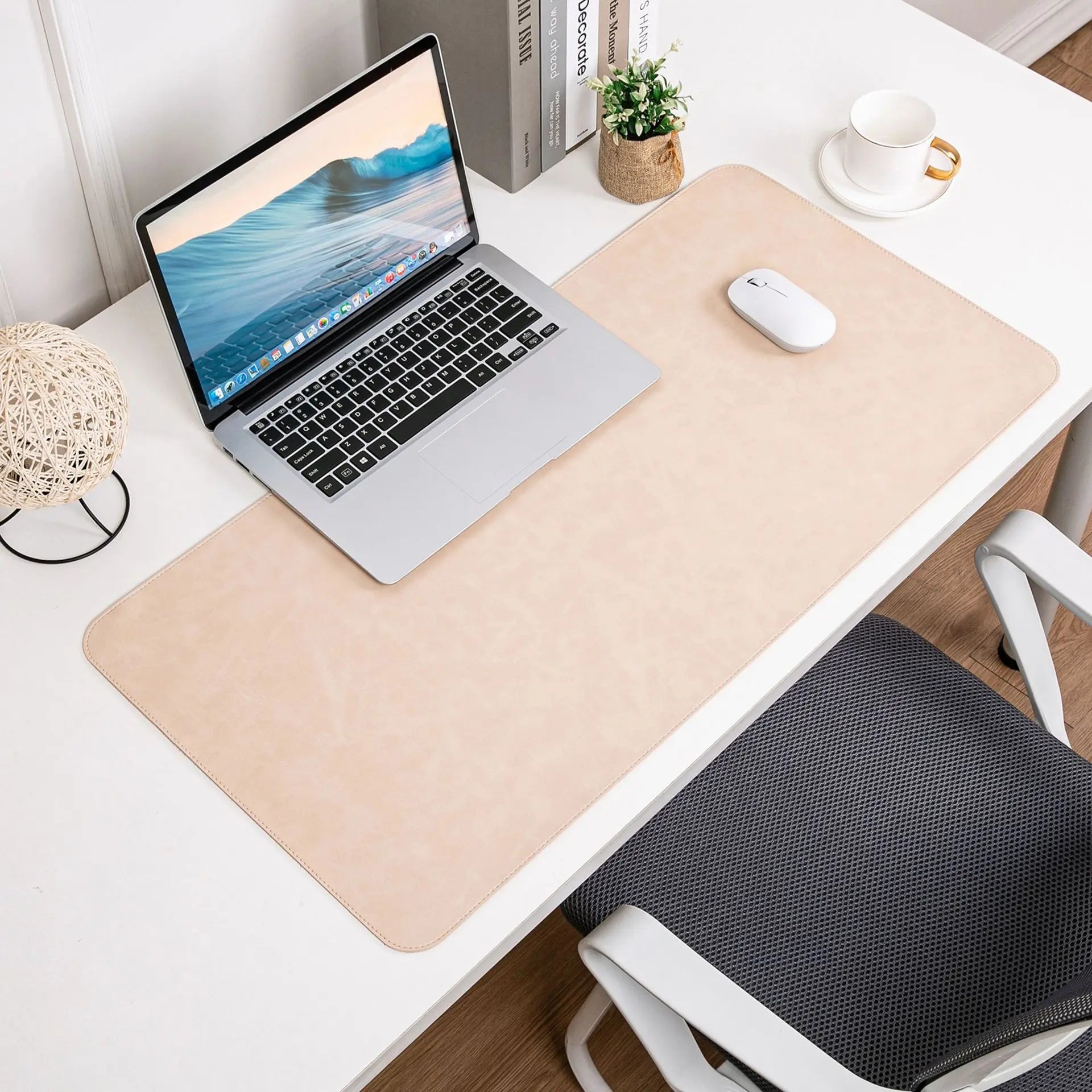 Große Schreibtischunterlage aus Leder – perfektes Setup für dein Home Office
Diese elegante Schreibtischunterlage aus Kunstleder kombiniert Schutz, Komfort und modernes Design. Die glatte Oberfläche ermöglicht präzise Mausbewegungen und ein angenehmes Schreibgefühl, während sie deinen Schreibtisch vor Abnutzung schützt. Perfekt für ein stilvolles und produktives Home Office.