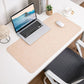 Große Schreibtischunterlage aus Leder – perfektes Setup für dein Home Office
Diese elegante Schreibtischunterlage aus Kunstleder kombiniert Schutz, Komfort und modernes Design. Die glatte Oberfläche ermöglicht präzise Mausbewegungen und ein angenehmes Schreibgefühl, während sie deinen Schreibtisch vor Abnutzung schützt. Perfekt für ein stilvolles und produktives Home Office.