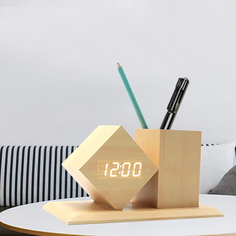 Moderne Holz-Digitaluhr mit integriertem Stiftehalter für mehr Ordnung auf dem Schreibtisch. Das 3-in-1 Design kombiniert LED-Uhr, Organizer und Stiftehalter in einem platzsparenden Gehäuse. Mit USB- oder Batteriebetrieb, natürlicher Holzoptik und praktischer Aufbewahrung ist sie ideal für Homeoffice, Büro oder Arbeitszimmer.
