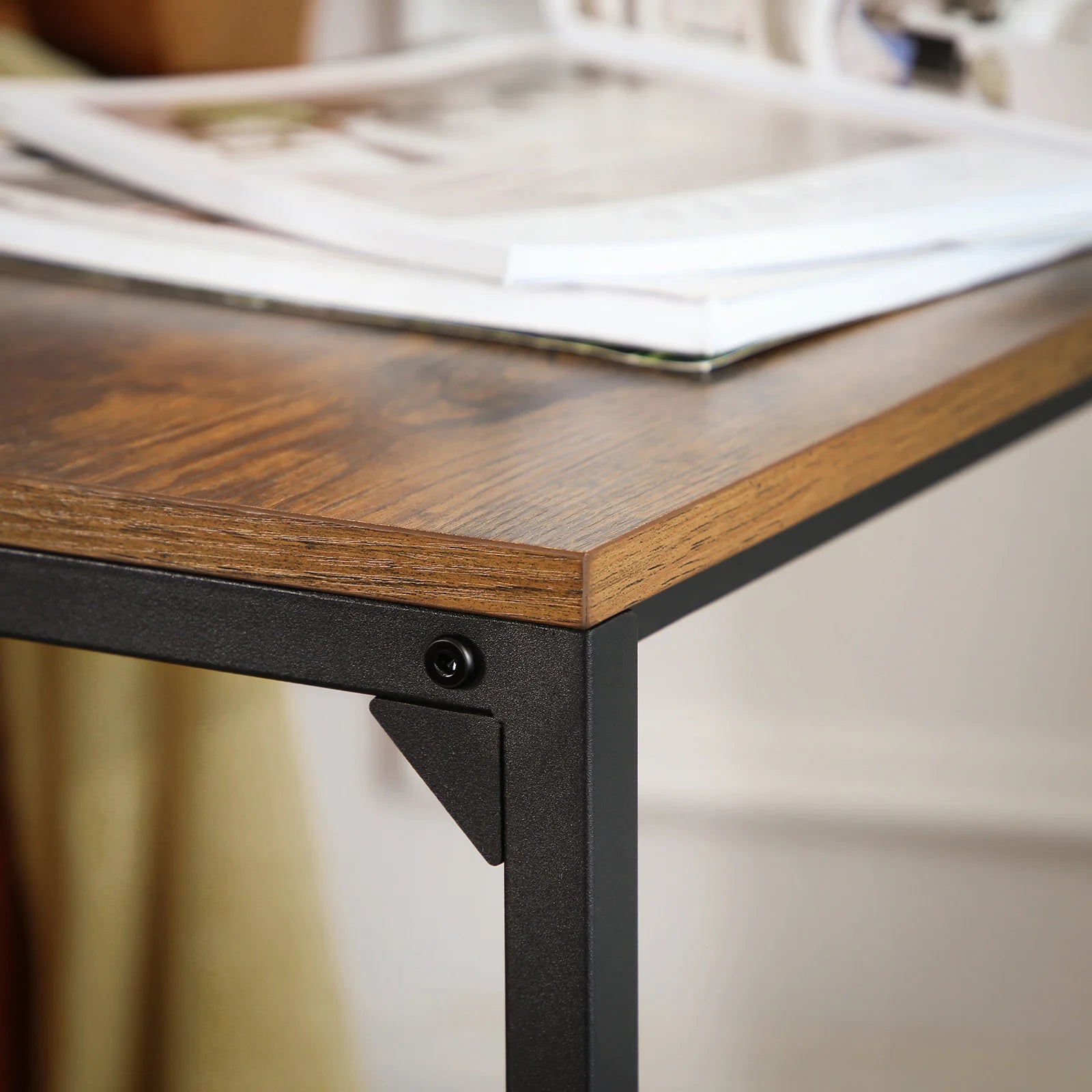 Praktischer Side Table für Sofa und Bett, ideal für Laptop, Tablet oder Kaffee. Platzsparendes Design im Vintage-Stil mit stabilem Stahlgestell, schnell aufgebaut und leicht unter Möbel schiebbar. Perfekt für Homeoffice und entspannte Momente zu Hause.