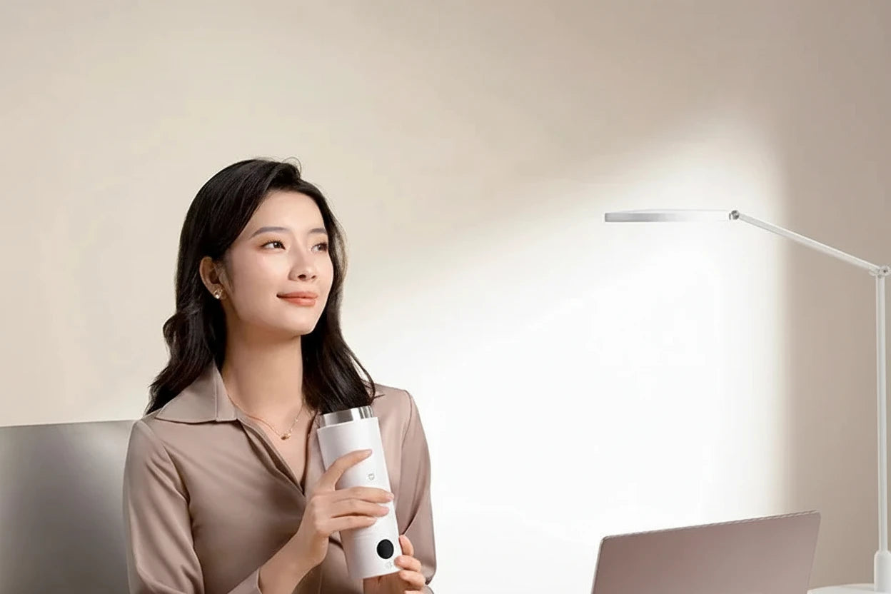 Edelstahl Thermobecher mit auslaufsicherem Verschluss – hält Getränke bis zu 6 Stunden heiß oder kalt. Kompakt, tragbar und ideal für Büro, Reisen, Schule oder Outdoor-Aktivitäten. Robust, zuverlässig und sofort einsatzbereit.